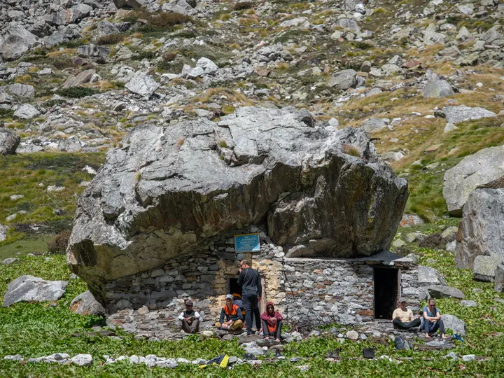 Alakhpuriji's cave